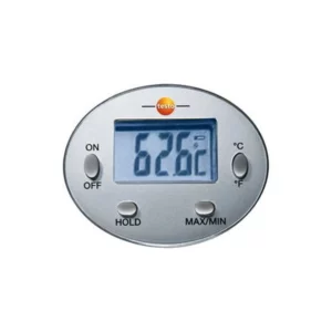 Vista frontal del mini termómetro de inmersión marca Testo modelo 1113 en funacionamiento