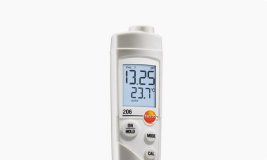Mostrando un medidor de PH de la marca testo