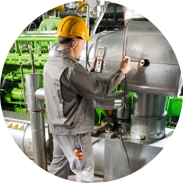 Ingeniero industrial realizando una medición
